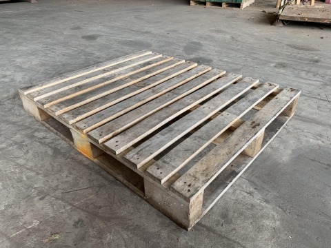 พาเลทไม้แแบเต๋า