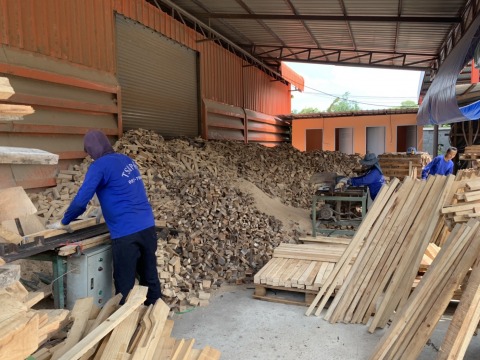 โรงงานผลิตพาเลทไม้ เชียงรากน้อย